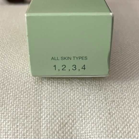 NEW Clinique Redness Solutions Daily Protective Base SPF 15 1.35 oz/40 ml - NIB - Picture 5 of 8